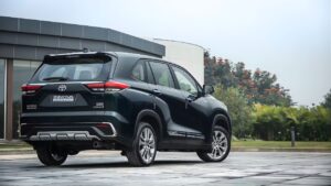 Toyota Innova HyCross